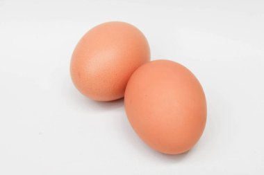 Beyaz arkaplanda taze yumurtalar