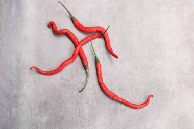 siyah bir zemin üzerine kırmızı biber