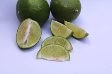 Beyaz arkaplanda taze limonlar izole edildi