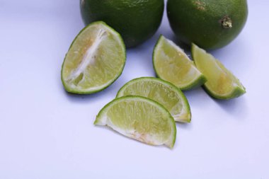 beyaz zemin üzerine limon