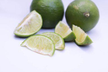 beyaz arkaplanda taze kireç