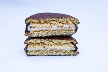 Çikolatalı ve vanilyalı kek.