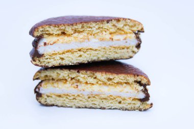 Beyaz arka planı olan iki çikolatalı kurabiye.