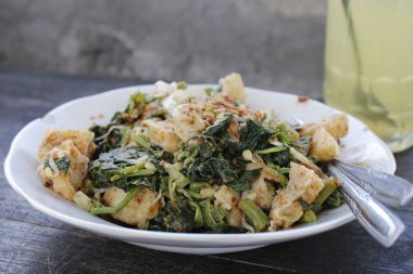 Lotek, Yogyakarta 'da fıstık soslu geleneksel bir yemektir.