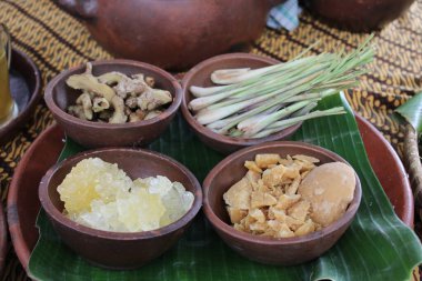 Limon, limon ve zencefilden geleneksel bitkisel içecek.