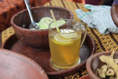 Limon, limon ve zencefilden geleneksel bitkisel içecek.