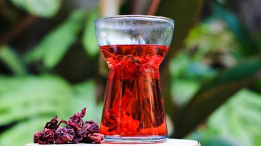 Bir bardak Roselle çiçeği çayı. Endonezya bitkisel içeceği