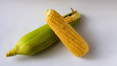 Masada taze mısır koçanları var.