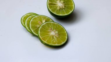 Beyaz arkaplanda kireç