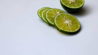 Beyaz arka planda yeşil yapraklı taze kireç.