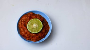 Baharatlı kırmızı domates ve limonlu limon ezmesi..