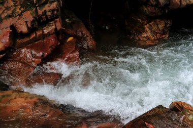 Boro-Boro, Güneydoğu Sulawesi, Endonezya nehrinde büyük katmanlı bir tortul nehir kayası bulunur..