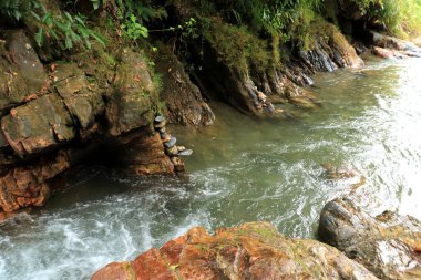 Boro-Boro, Güneydoğu Sulawesi, Endonezya nehrinde büyük katmanlı bir tortul nehir kayası bulunur..