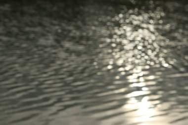 Rüzgardan dolayı balık havuzunda su dalgaları var. Su arkaplanı dokusu 