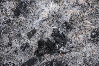 Yanan odun külleri ve kömürün arka planı