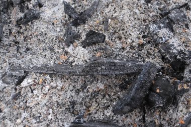 Yanan odun külleri ve kömürün arka planı