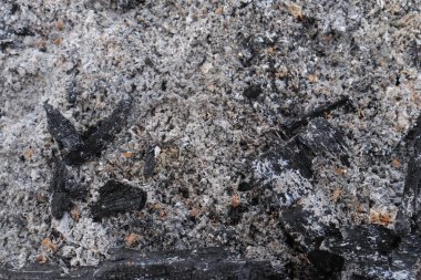 Yanan odun külleri ve kömürün arka planı