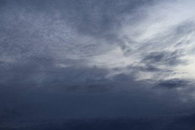 Beyaz ve gri renkli bulutların düşük açılı görüntüsünün tam çerçevesi, dramatik gölgeler. 