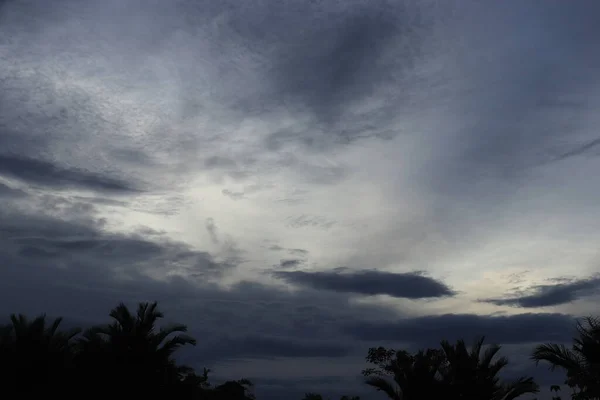 白とグレーの嵐の雲の低角度ビューのフルフレーム 劇的な影と — ストック写真