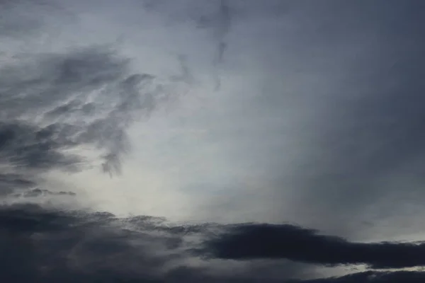 白とグレーの嵐の雲の低角度ビューのフルフレーム 劇的な影と — ストック写真