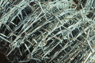 Dikenli tel bobinleri kapatın. Suçtan ve haşaratlardan korunmak için..