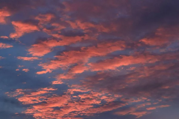 Небо Окрашенное Солнцем Оставляющим Яркую Золотую Тень — стоковое фото