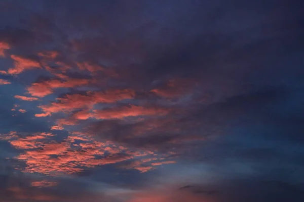Güneş Tarafından Boyanmış Güzel Bir Gökyüzü Parlak Altın Gölgeler Bırakıyor — Stok fotoğraf