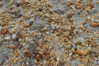 Kuru sarı silis kaya dokusu arka planı. Yuvarlak taş taneleri. Yukarıdan görüntüyü kapat.