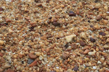 Kuru sarı silis kaya dokusu arka planı. Yuvarlak taş taneleri. Yukarıdan görüntüyü kapat.