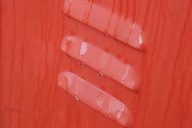 Turuncu arka planda su damlacıkları.