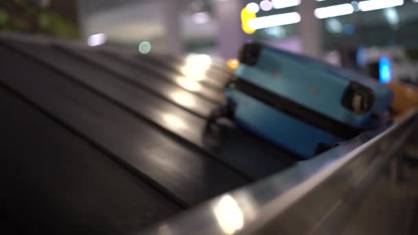 苏加诺 哈塔国际机场旅客候机楼抵达区的行李传送带上的各种行李箱 — 图库视频影像