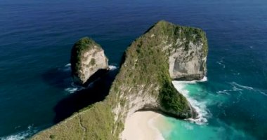 Nusa Penida, Bali, Endonezya. Bali 'deki Nusa Penida Adası' ndaki Manta Körfezi veya Kelingking Sahili. Nusa Penida, Bali 'de ziyaret edilecek en ünlü turistik yerlerden biridir. 4K Havacılık