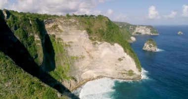 Nusa Penida, Bali, Endonezya. Bali 'deki Nusa Penida Adası' ndaki Manta Körfezi veya Kelingking Sahili. Nusa Penida, Bali 'de ziyaret edilecek en ünlü turistik yerlerden biridir. 4K Havacılık