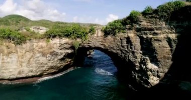 Nusa Penida Adası 'ndaki Broken Beach, Endonezya' daki Bali, 4K video. 4K Havacılık