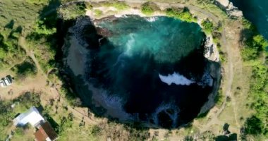 Endonezya 'da Nusa Penida sahilindeki Broken Beach' in yukarıdan çekilmiş görüntüsü. 4K Havacılık