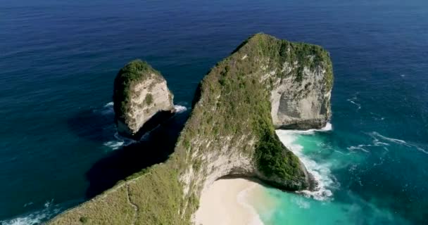 Nusa Penida 印度尼西亚巴厘 巴厘岛努沙佩尼达岛上的曼塔湾或开林金海滩 努沙佩尼达是巴厘岛最有名的旅游胜地之一 4K空中 — 图库视频影像