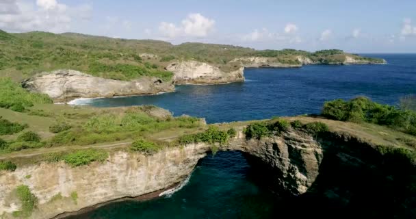 印度尼西亚巴厘岛努沙佩尼达岛的破碎海滩 4K段视频 4K空中 — 图库视频影像