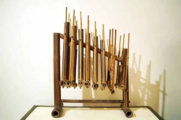 Angklung beyaz arka planı olan bir masada. Angklung Endonezya 'dan geleneksel bir müzik aleti.