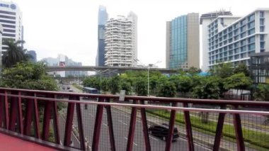 Jakarta, Endonezya - 2 Aralık 2022: Pinisi Köprüsü 'nden sabah trafiği sırasında Jakarta.