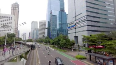 Jakarta, Endonezya - 2 Aralık 2022: Pinisi Köprüsü 'nden sabah trafiği sırasında Jakarta.