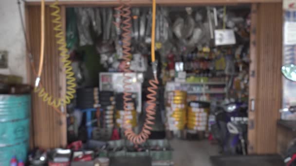 Wazig Achtergrond Van Een Motorfiets Reparatiewerkplaats Motoronderdelen Verkopen Video Uit — Stockvideo