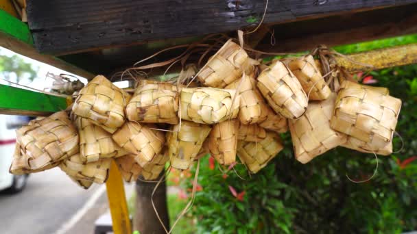 ケツアー ケツパトは 若いココナッツの葉から作られた天然の米ケースで Mubarak Eid Fitrの間に米を調理します ケツパツのことわざ — ストック動画