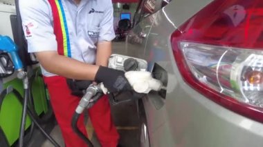 Tangerang, Endonezya - 8 Aralık 2022: Asya 'daki benzin istasyonlarında Pertalit yakıt tanklarının doldurulması