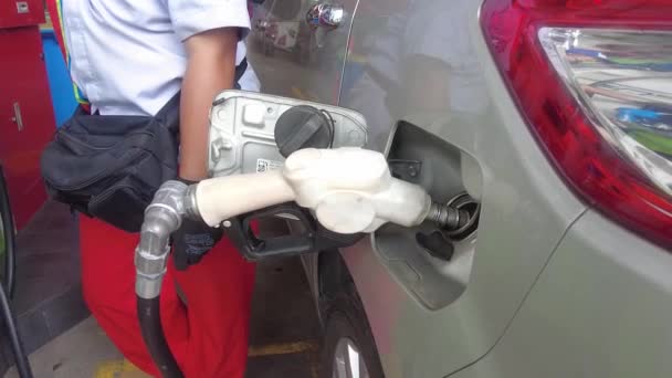 Tangerang Indonézia 2022 December Pertalit Üzemanyagtartályok Feltöltése Benzinkutaknál Ázsia — Stock videók