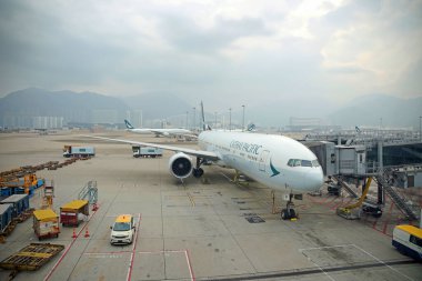Hong Kong, Çin - 4 Ekim 2024: Cathay Pacific Havayolları Hong Kong Uluslararası Havaalanı 'na park etti.