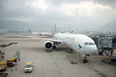 Hong Kong, Çin - 4 Ekim 2024: Cathay Pacific Havayolları Hong Kong Uluslararası Havaalanı 'na park etti.