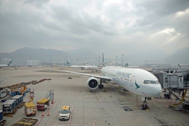 Hong Kong, Çin - 4 Ekim 2024: Cathay Pacific Havayolları Hong Kong Uluslararası Havaalanı 'na park etti.
