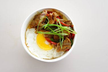 Et ve yumurtalı bir kase yemek. Kase beyaz bir yüzeye yerleştirildi.