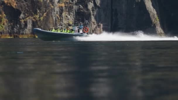 一艘载有乘客的摩托艇穿过Geiranger峡湾 高质量的4K镜头 — 图库视频影像