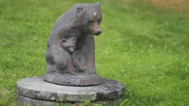 Estátua Urso Seu Filhote Sobre Fundação Concreto Plano Perto Imagens — Vídeo de Stock